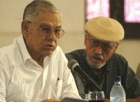 El fallecido escritor Lisandro Otero junto al poeta y ensayista Roberto Fernández Retamar, en esta fotografía de archivo
