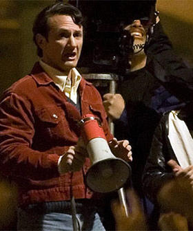 Sean Penn, en un fotograma de la película 'Milk'.