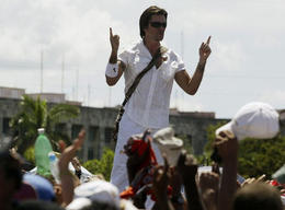 El cantante colombiano Juanes, durante el concierto en la Plaza de la Revolución. La Habana, 20 de septiembre de 2009. (REUTERS)
El cantante colombiano Juanes, durante el concierto en la Plaza de la Revolución. La Habana, 20 de septiembre de 2009. (REUTERS)
