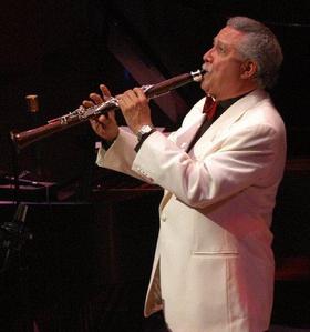 Paquito D'Rivera ejecuta una pieza con el clarinete.