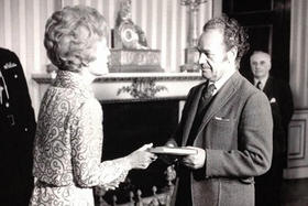 Nicanor Parra en la Casa Blanca con Patricia Nixon
