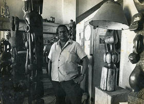 Una foto del escultor cubano Rogelio Rodriguez Cobas en su estudio, en 1976