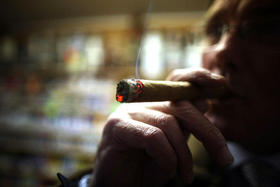Un aficionado al tabaco cubano, en Liverpool, Reino Unido. (AFP)