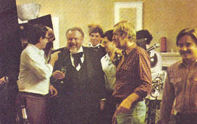 Ejecutivos de Freixenet con Orson Welles durante el rodaje en Los Angeles. El autor de este artículo a la derecha