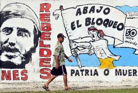 Una pared pintada con lemas revolucionarios.