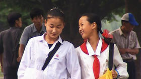 Dos chicas coreanas, Pak Hyon Sun, de trece años, y Kim Song Yon, de once