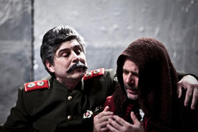 Mauricio Rentería (Bulgákov) y Larry Villanueva (Stalin)