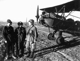 Unas aviadoras del regimiento 588 junto a un Polikarpov