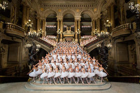 Las estrellas, primeros bailarines, el cuerpo de baile del Ballet de la Ópera de París, y los alumnos de la escuela de danza de la Ópera de París, en la gran escalera de la Ópera Garnier (foto: Agathe Poupeney/Ópera Nacional de Paris)