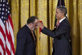 El presidente Barack Obama impone la Medalla Nacional de Humanidades 2010 a Roberto González Echevarría durante la ceremonia celebrada en la Sala Este de la Casa Blanca, en Washington, el 2 de marzo de 2011