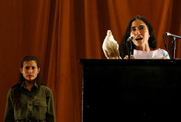 La bloguera Yoani Sánchez en el performance de Tania Bruguera, Centro Wifredo Lam. (REUTERS)