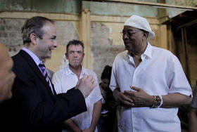 El ministro de exteriores irlandés, Michael Martin, habla con Chucho Valdés, durante una visita al taller de restauración de pianos, en La Habana, el 19 de febrero de 2009. (AP)
