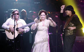 Gloria Estefan, rodeada por Feliciano y Santana, en el concierto que le dedicaron el miércoles en Houston. (AP)