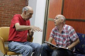 Lorenzo Urbistondo (dcha.), director de arte de la cinta “Esther en alguna parte”, junto con el actor Reynaldo Miravalles, durante la filmación