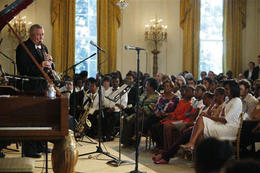 El músico Paquito D'Rivera en la apertura de las 'Series Musicales de la Casa Blanca'. En el público, la primera dama de EE UU Michelle Obama, junto a sus hijas Malia y Sasha. Washington, 15 de junio de 2009. (AP)
El músico Paquito D'Rivera