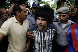 Gorki Águila (al centro), al llegar al tribunal. (AP) Gorki Águila (al centro), al llegar al tribunal. (AP)