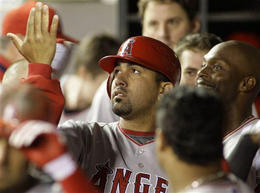 Kendry Morales, durante un juego entre los Angelinos de los Ángeles y los Marineros de Seattle, el 18 de mayo de 2009. (AP)
Kendry Morales, durante un juego entre los Angelinos de los Ángeles y los Marineros de Seattle, el 18 de mayo de 2009. (AP)