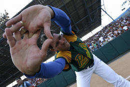 El pitcher Yunieski Maya, durante una sesión de entrenamiento para el Segundo Clásico Mundial. La Habana, 15 de febrero de 2009. (REUTERS)