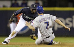 Yuniesky Betancourt (izq.), durante un juego de los Marineros de Seattle y los Rangers de Texas, en Seattle, el 4 de mayo de 2009. (AP)