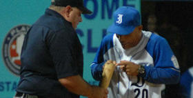 El juego estuvo detenido más de 30 minutos por la aparición en escena de un presunto “bate ilegal”. Foto Juan Moreno