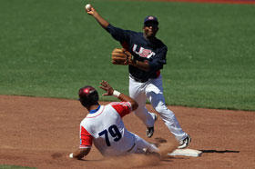 El estadounidense William Thurston (arriba) pone fuera al cubano José Daniel Abreu (abajo) durante el partido del lunes 24 de octubre de 2011
