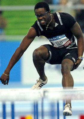 Dayron Robles, durante su debut en los 60 metros con vallas, el 10 de febrero en Lievin, Francia. (AP)