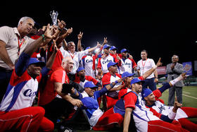 Los jugadores cubanos celebran tras derrotar a México y ganar la Serie del Caribe, el domingo 8 de febrero de 2015