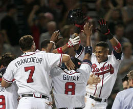 Yunel Escobar (a la derecha) celebra la victoria con su equipo