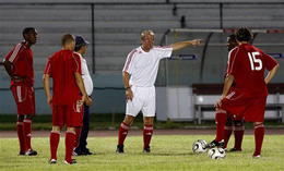 El entrenador Reinhold Fanz (al centro, de blanco) da orientaciones a sus jugadores. (AP) El entrenador Reinhold Fanz (al centro, de blanco) da orientaciones a sus jugadores. (AP)
