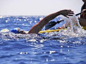La nadadora estadounidense mientras intenta atravesar a nado, por cuarta ocasión, los 166 km que separan a Cuba de EEUU