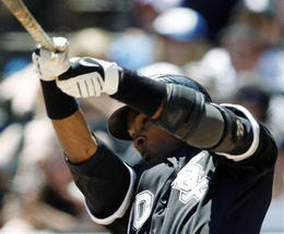 Alexei Ramírez, durante el juego entre los Medias Blancas y los Cachorros de Chicago, el 28 de junio de 2009. (AP)
Alexei Ramírez, durante el juego entre los Medias Blancas y los Cachorros de Chicago, el 28 de junio de 2009. (AP)