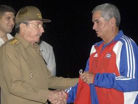 Raúl Castro e Higinio Vélez, manager del equipo Cuba, durante el recibimiento a los peloteros cubanos en el aeropuerto. La Habana, 20 de marzo de 2009