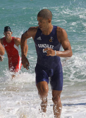 El atleta cubano Michel González, varias veces campeón nacional y medallista centroamericano en triatlón