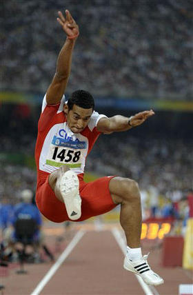 Ibrahim Camejo en la final del salto de longitud.