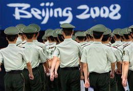 Militares chinos se preparan para custodiar los Juegos Olímpicos de Pekín. (AP) Militares chinos se preparan para custodiar los Juegos Olímpicos de Pekín. (AP)