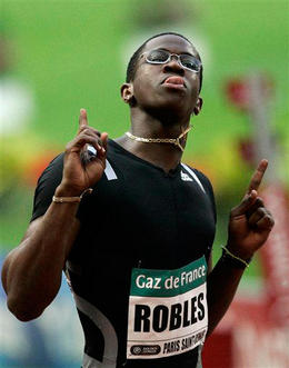 Dayron Robles, fuerte candidato a medallista en Pekín, celebra su victoria en los 110 m/v en París, el 18 de julio. (AP) Dayron Robles, fuerte candidato a medallista en Pekín, celebra su victoria en los 110 m/v en París, el 18 de julio. (AP)