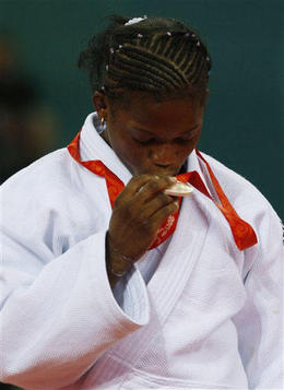 Bermoy, tras ser condecorada con la medalla de plata