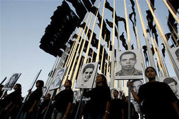 Bosque de las Banderas, tribuna antiimperialista. (AP) Bosque de las Banderas, tribuna antiimperialista. (AP)