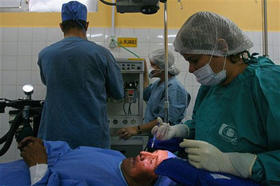Médicos cubanos prestando servicio en Bolivia, como parte de la Operación Milagro
