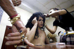 Un travesti, antes de una función en La Habana. (AP) Un travesti, antes de una función en La Habana. (AP)