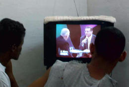 Espectadores de la Isla miran el programa 'A mano limpia', de la televisión de Miami Espectadores de la Isla miran el programa 'A mano limpia', de la televisión de Miami