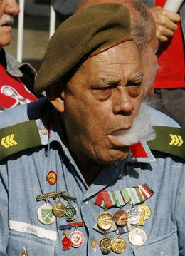 Un veterano durante una ceremonia en La Habana. (AP) Un veterano durante una ceremonia en La Habana. (AP)