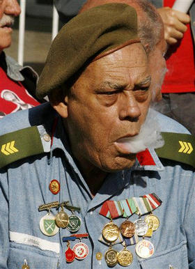 Un veterano durante una ceremonia en La Habana. (AP)