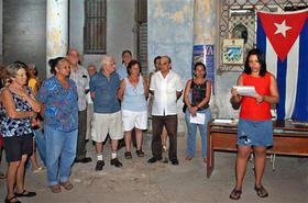 Residentes del municipio 10 de Octubre, durante una asamblea de nominación de candidatos