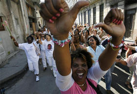 Turbas progubernamentales acosan a las Damas de Blanco durante una de sus caminatas