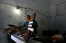Carnicería en La Habana: A la espera de cambios. (AP) Carnicería en La Habana: A la espera de cambios. (AP)