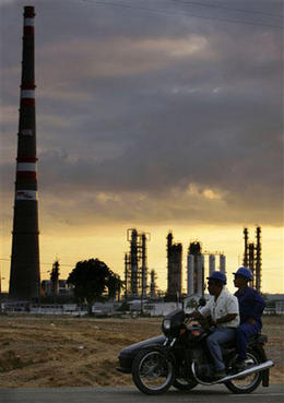 Nueva refinería de petróleo de Cienfuegos. Más negocios con Venezuela, más dependencia Nueva refinería de petróleo de Cienfuegos. Más negocios con Venezuela, más dependencia