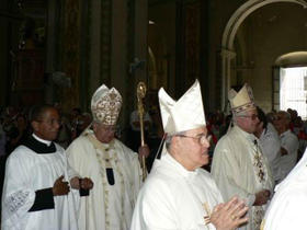 De izq. a dcha: monseñores Meurice (con báculo), Ortega y García Ibáñez, durante la toma de posesión del nuevo arzobispo primado