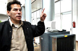 Funcionario de la Aduana cubana Funcionario de la Aduana cubana
