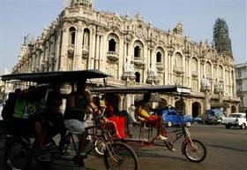 Bicitaxis en La Habana. (AP) Bicitaxis en La Habana